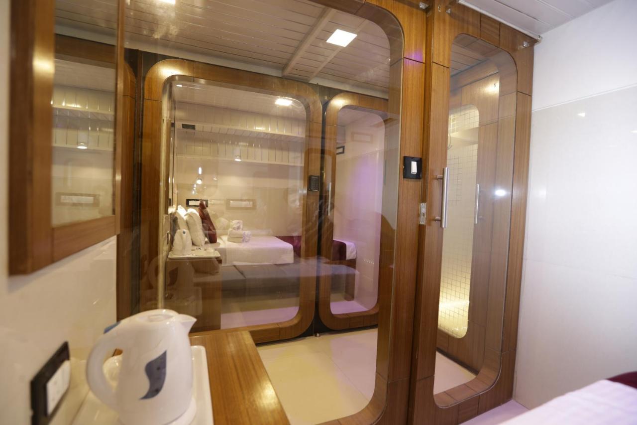 Qubestay Airport Capsule Hotel & Hostel Mumbai Bagian luar foto