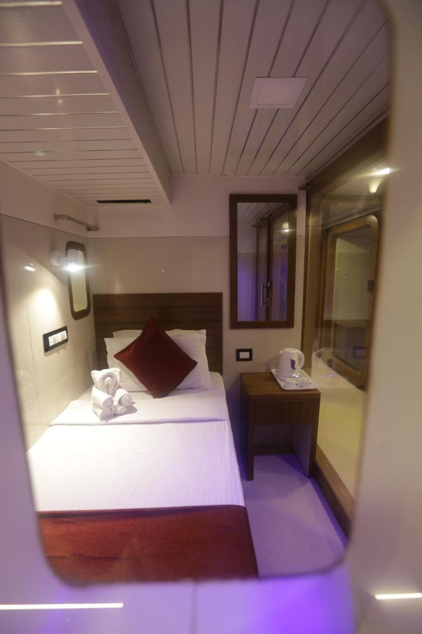 Qubestay Airport Capsule Hotel & Hostel Mumbai Bagian luar foto
