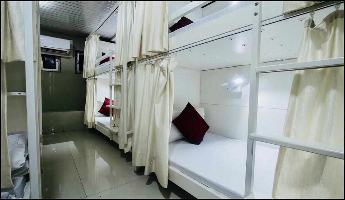 Qubestay Airport Capsule Hotel & Hostel Mumbai Bagian luar foto