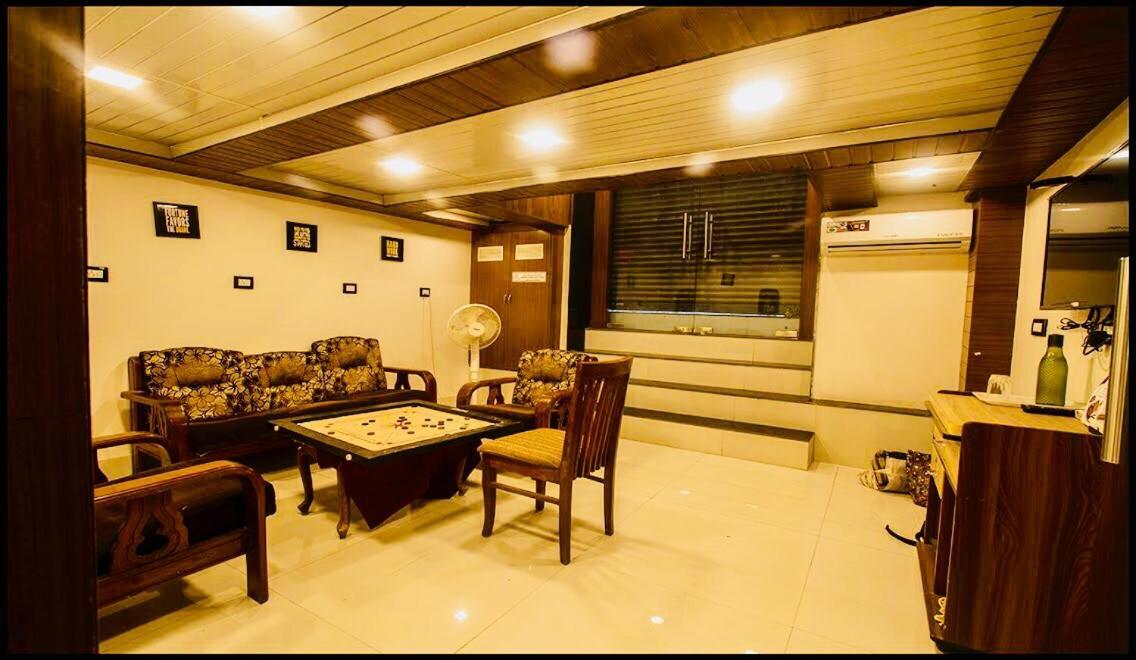 Qubestay Airport Capsule Hotel & Hostel Mumbai Bagian luar foto