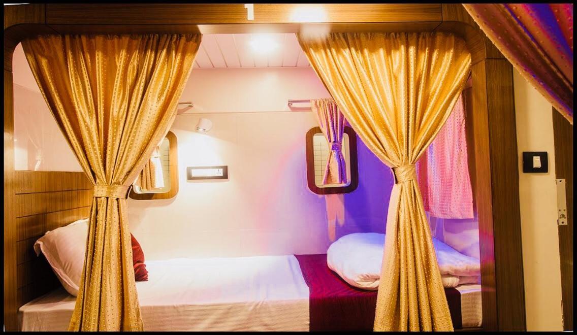 Qubestay Airport Capsule Hotel & Hostel Mumbai Bagian luar foto