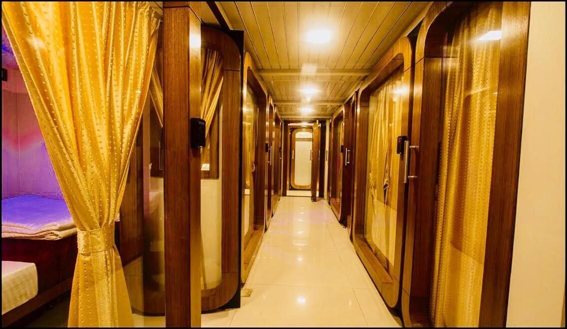 Qubestay Airport Capsule Hotel & Hostel Mumbai Bagian luar foto