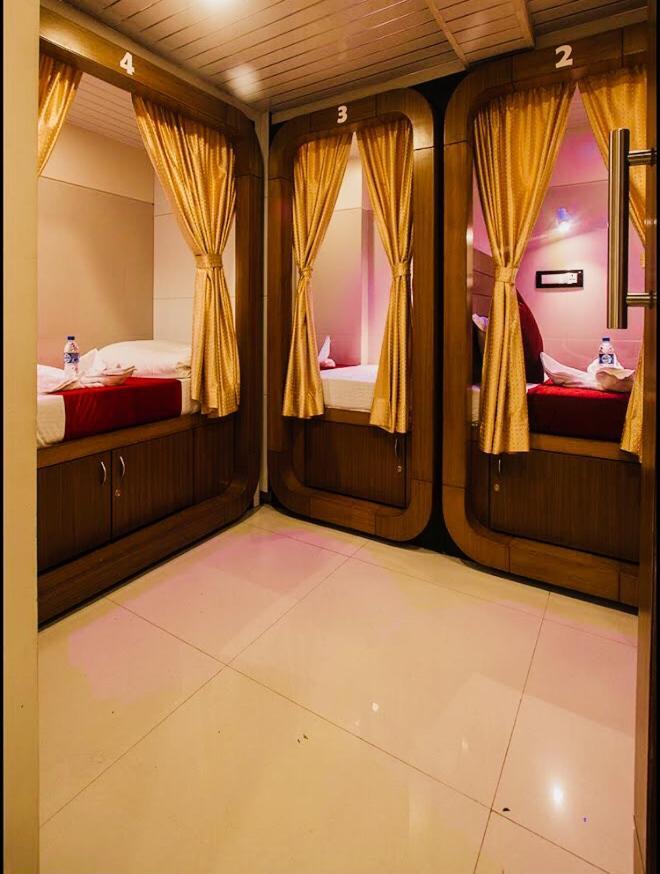 Qubestay Airport Capsule Hotel & Hostel Mumbai Bagian luar foto