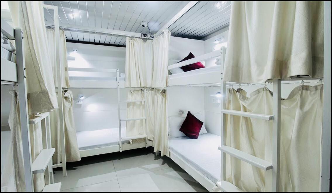 Qubestay Airport Capsule Hotel & Hostel Mumbai Bagian luar foto