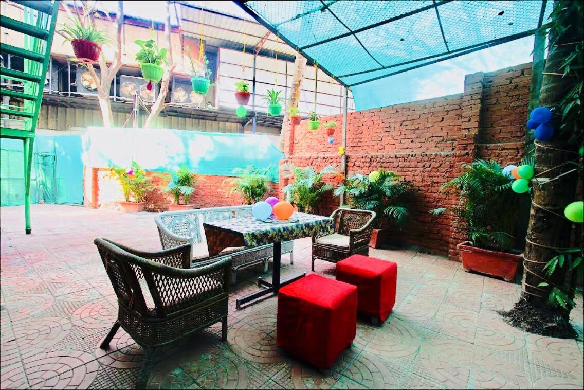 Qubestay Airport Capsule Hotel & Hostel Mumbai Bagian luar foto